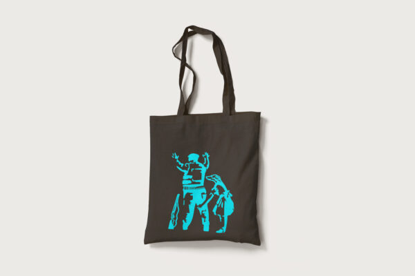 Tote Cazador cazado banksy negra